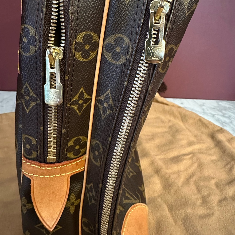 Louis Vuitton Messenger Bag - Picture 4 of 11
